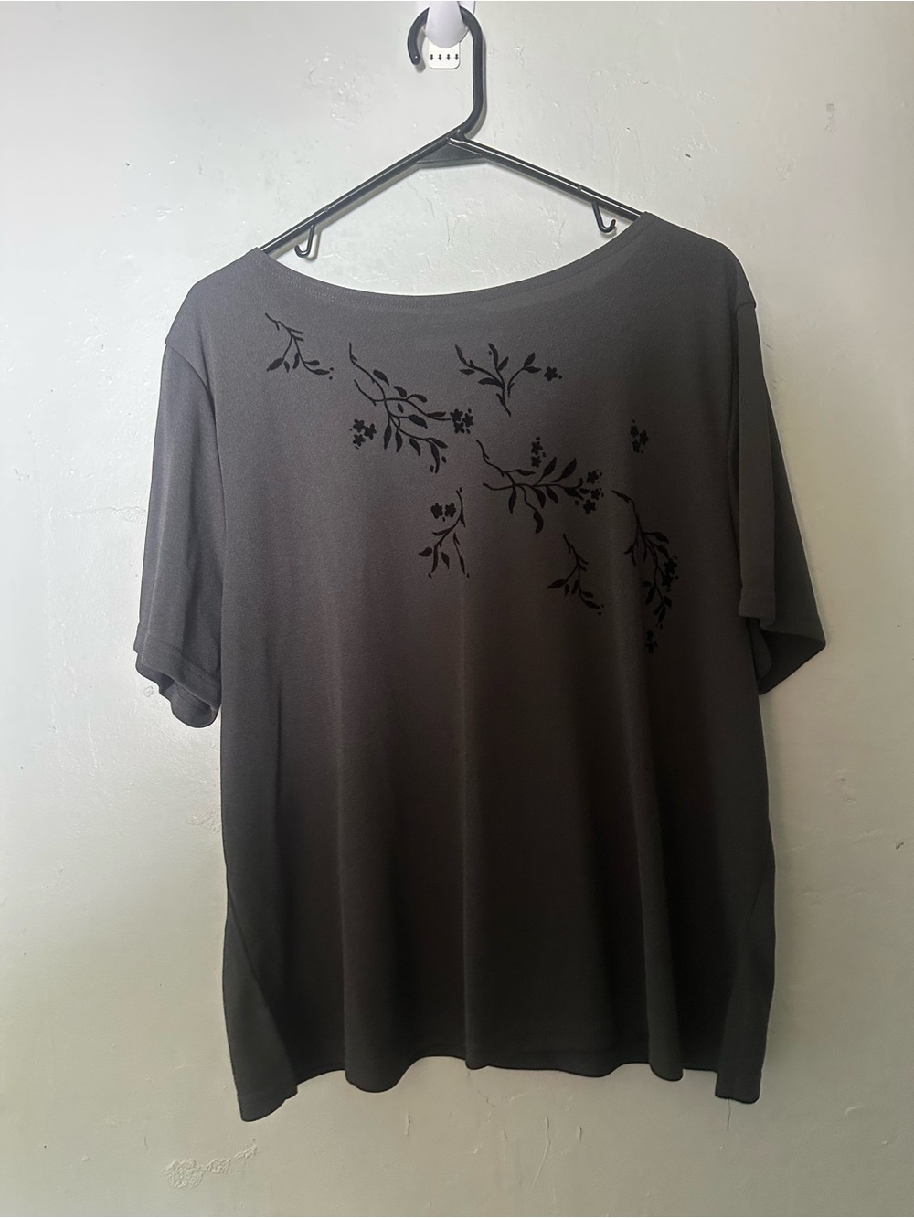 Women's Short-Sleeve Floral Accent Tee in Dark Gray